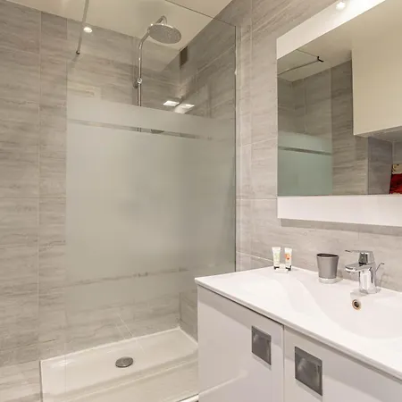 Beautiful With Balcony - Center *