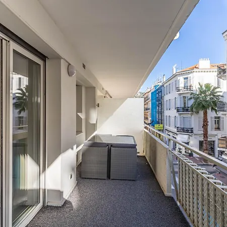 Beautiful With Balcony - Center