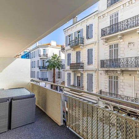 Beautiful With Balcony - Center Apartment *